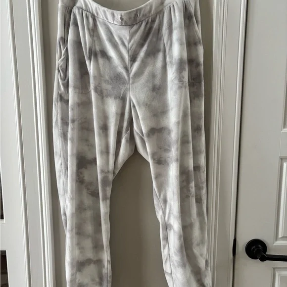 Rae Dunn Lounge Set - Picture 4 of 8